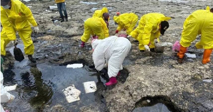 台海重油汙染成黑色煉獄志工雨鞋接力-公部門遭控甩鍋