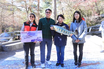 國寶櫻花鉤吻鮭15000尾創新高-盧秀燕體驗餵魚感謝團隊保育貢獻
