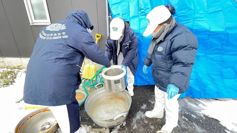 嚴寒風雪中看見日本慈濟志工發放熱食的悲心