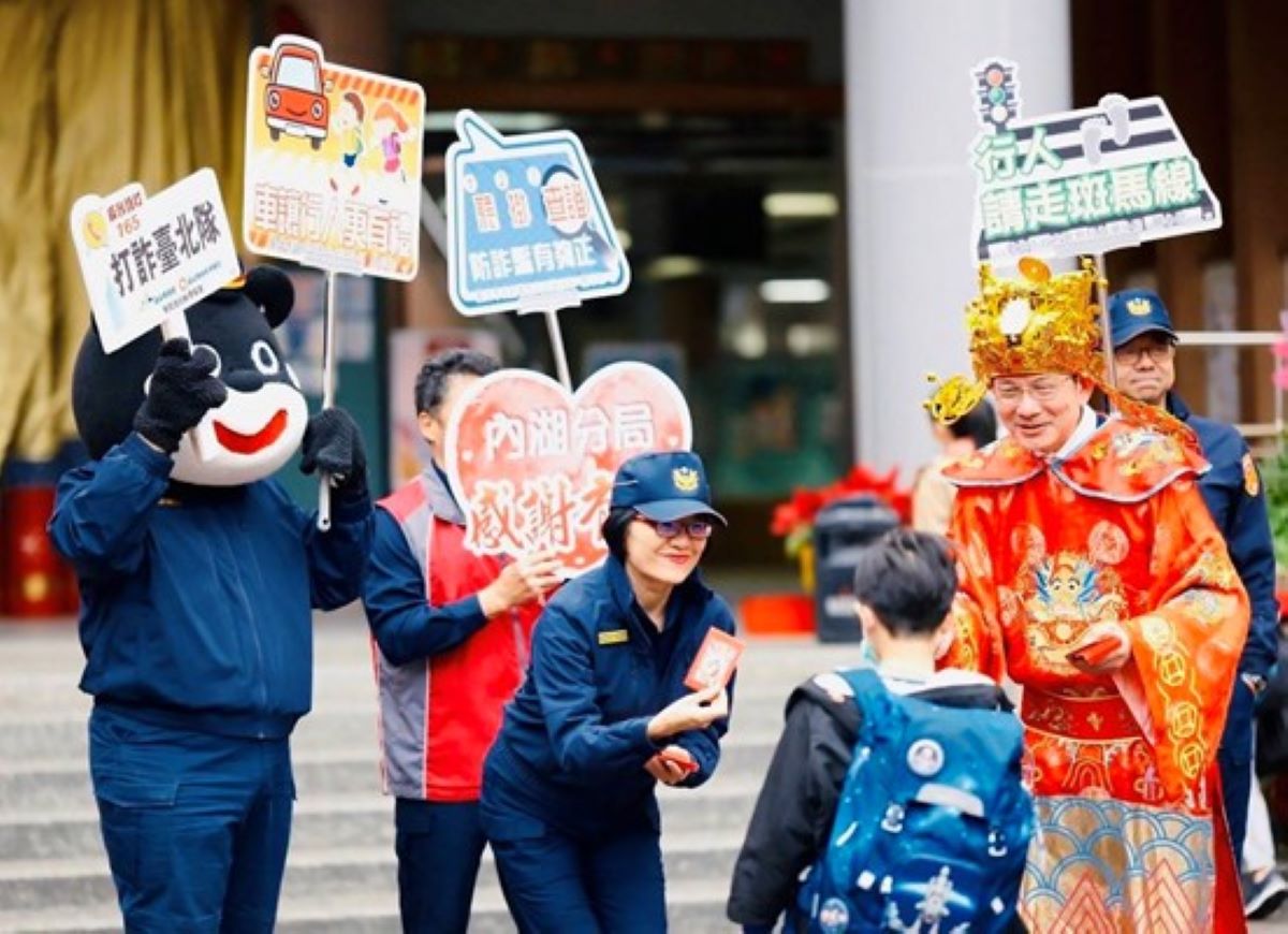 新湖國小校長扮財神迎春慶開學 內湖波麗士熊熊現身同宣導