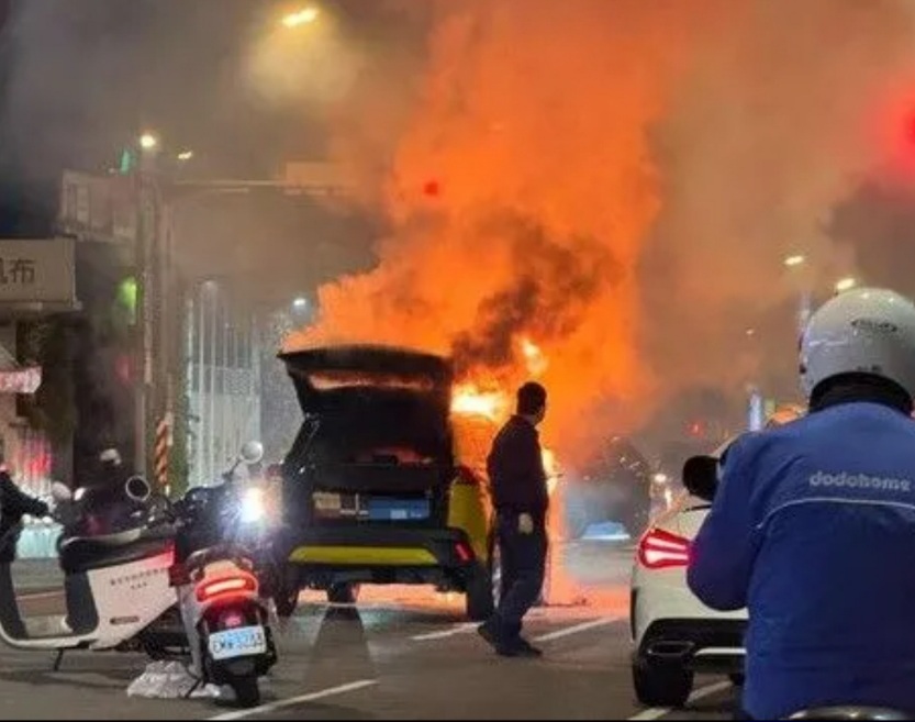 快訊／長春國賓影城前「火燒車」　滿街煙霧