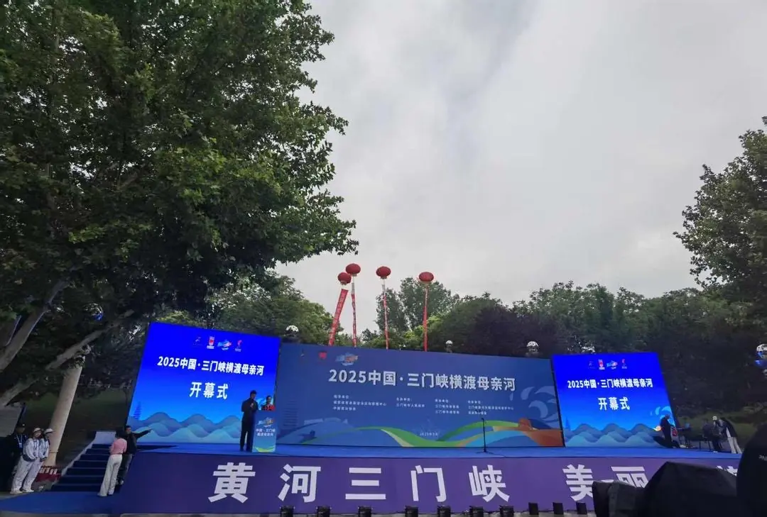 中流擊水“泳”向前台灣同胞參加橫渡母親河側記
