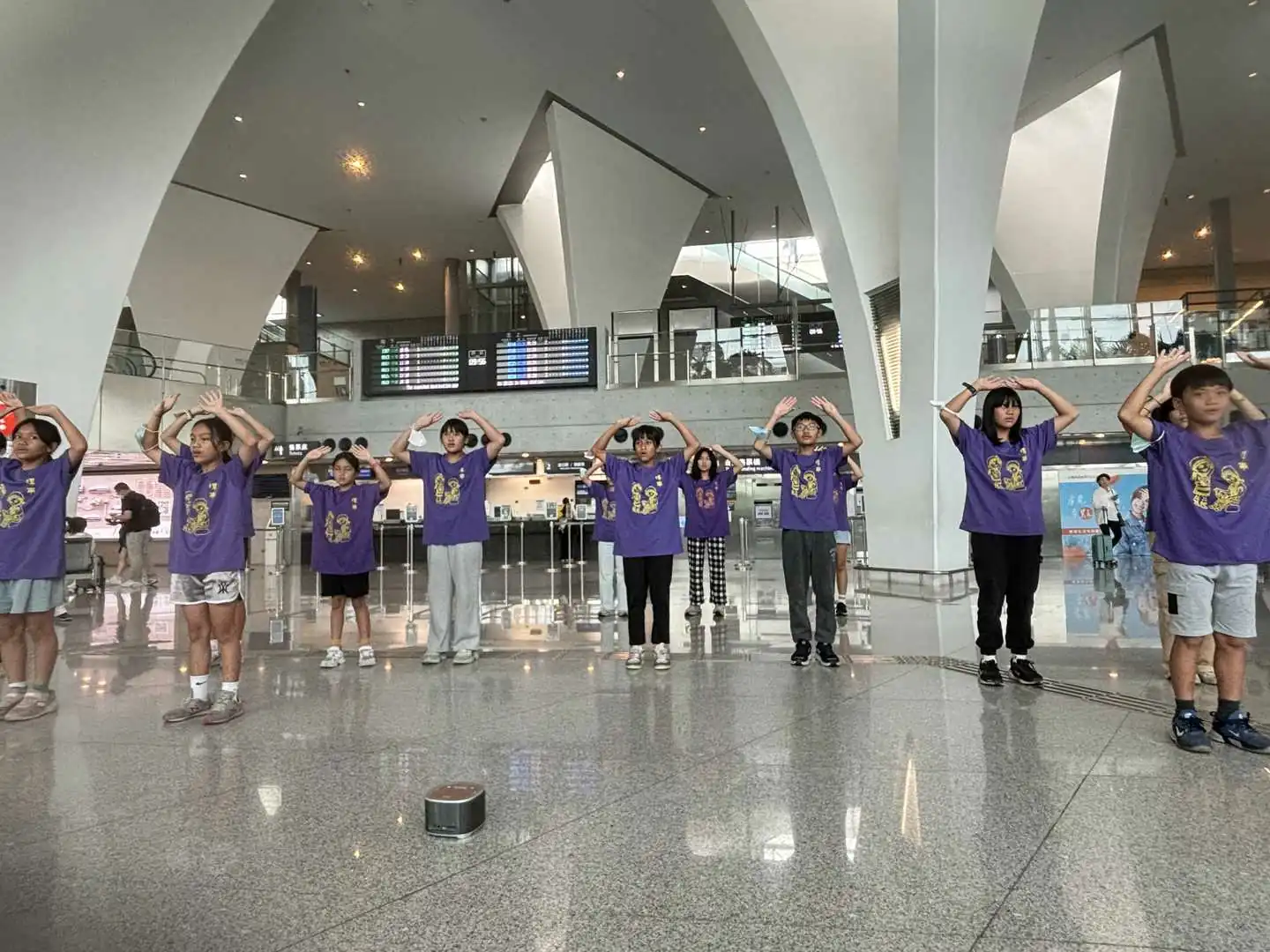 潭南國小學童演出布農族歌謠。圖/高鐵彰化站