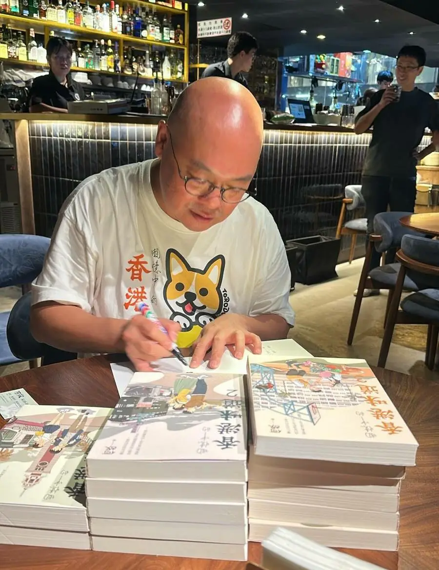 演出完結後,何故為觀眾簽書會,並跟大家交流觀劇意見。(圖/何故提供)