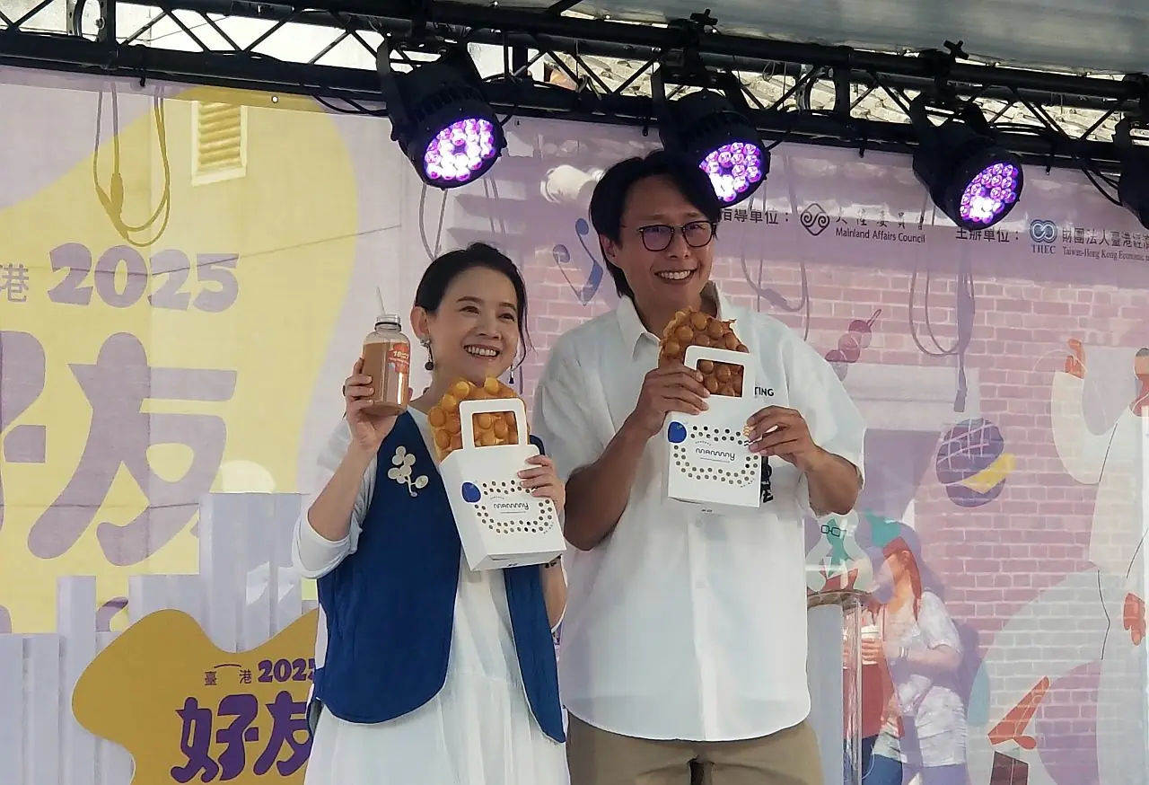 「港仔台爸」張啟樂及活動大使曾寶儀,在場為大家介紹多款港式餐飲食品。(圖/江韶聰拍攝)