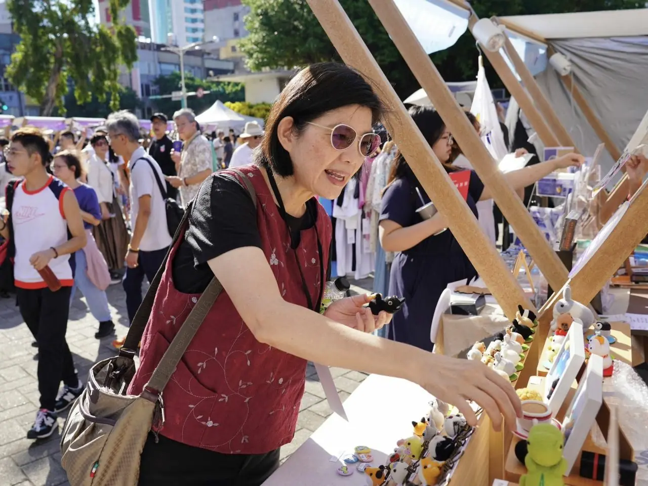 「2025好友港節市集」設有近70個攤位,展出及售賣多款道地港式美食及文創商品,氣氛熱烈,賴董事長更走訪攤商參觀。(圖/好友港節市集提供)