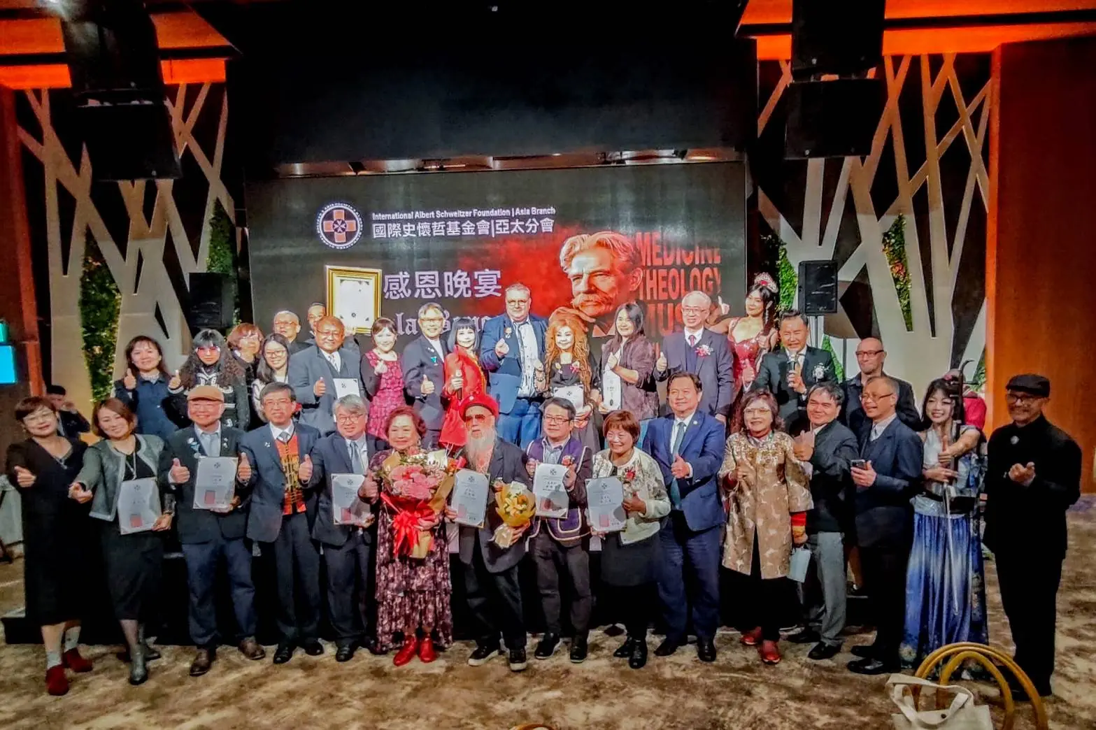 史懷哲精神再燃！台灣頒出四張“綠色名片”，《敬畏生命頒獎暨感恩晚宴》台北隆重舉行