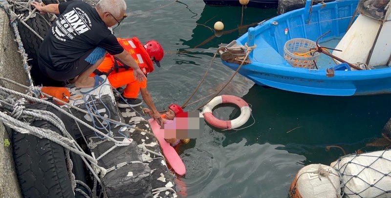 婦人不慎失足落水 海巡旋即救援成功