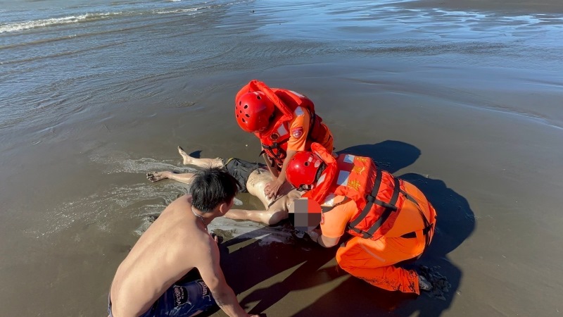 民眾不慎溺水 海巡即刻救援