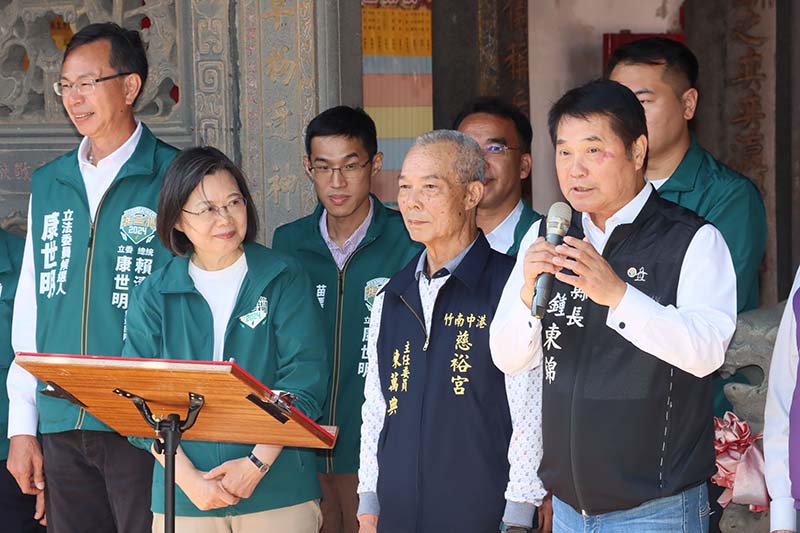 總統蔡英文抵竹南慈裕宮參拜　 縣長感謝中央支持縣府財政