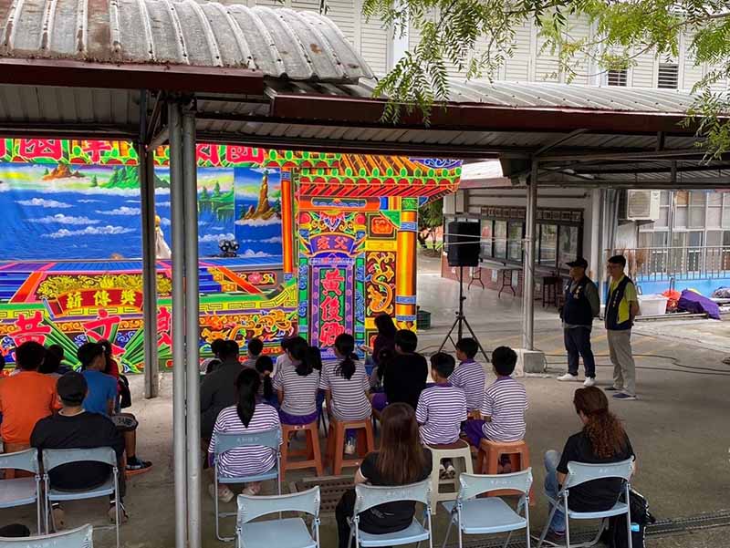 「掌中說戲、戲在掌中」，臺東縣警察局少年隊至美和國小法治教育宣導