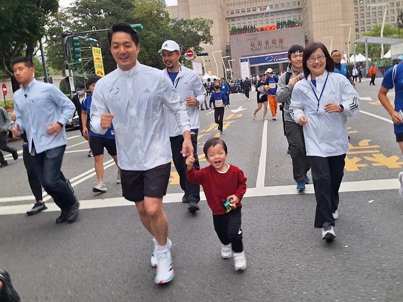 臺北馬「歡樂早餐跑」5000人躍動城市 蔣萬安化身暖爸伴二寶兒齊步跑