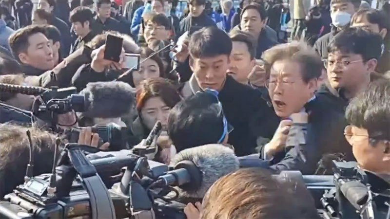 南韓共同民主黨黨魁李在明遇襲-送醫治療-襲擊者當場逮捕