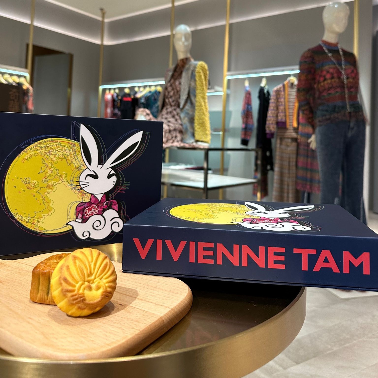國際時裝品牌 VIVIENNE TAM 首次跟奇華餅家合作，聯乘推出月餅。圖／奇華餅家提供