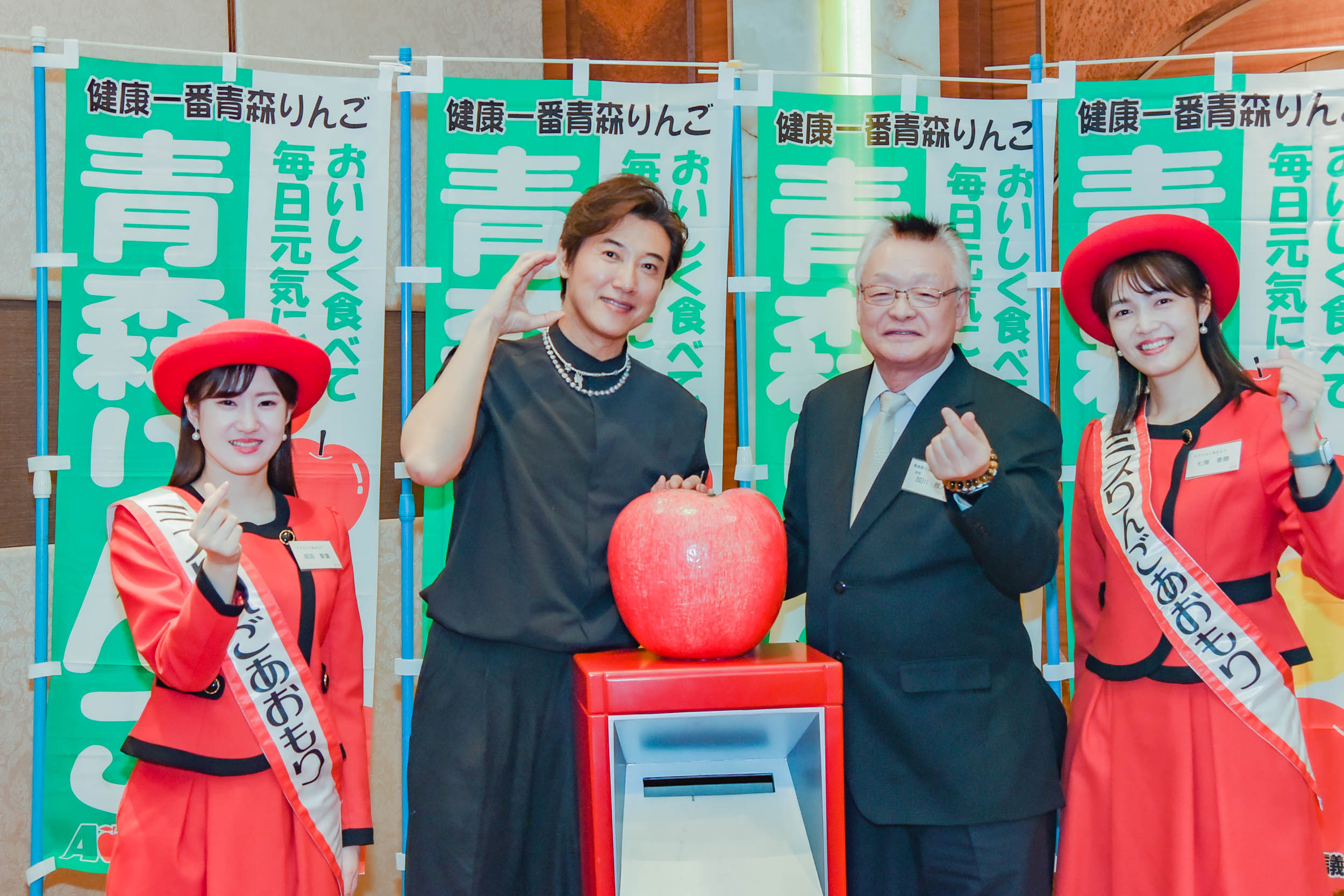 青森縣蘋果對策協議會長加川雅人(右2)與陳鴻(左2)及來自日本的蘋果小姐。（圖/業者提供）