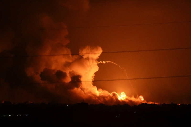 哈瑪斯控訴以色列對迦薩數家醫院周圍狂轟爛炸。圖為以色列對迦薩走廊的襲擊期間冒出濃煙和火焰。