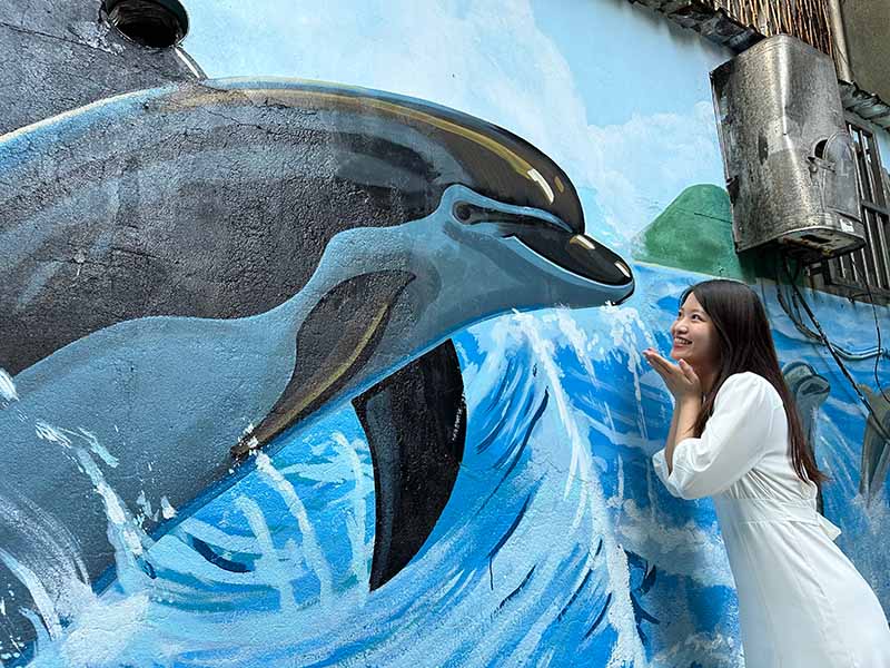 哇!海豚彷彿從海面跳出了牆面，快來合照。圖／新北市政府