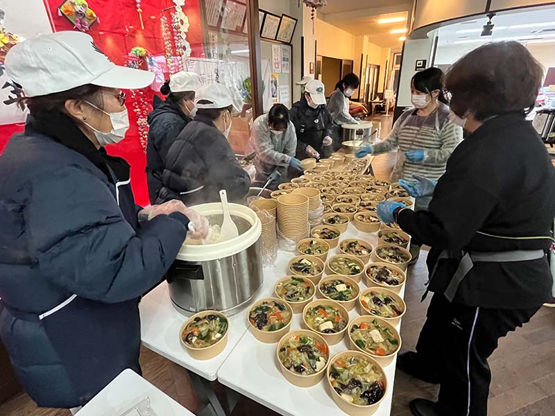慈濟日本分會1月13日中午前在石川縣穴水町提供約300人份熱食發放。圖／慈濟基金會提供