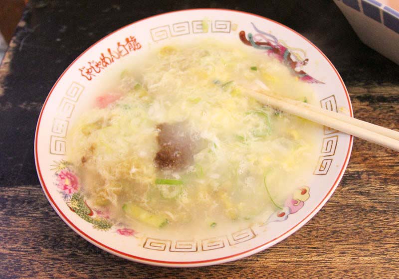 剩下一些麵料與食材，加顆生蛋，沖上熱湯攪拌，就成為了ちーたんたん「雞蛋湯」，不過這項產品，華人會叫「蛋花湯」。