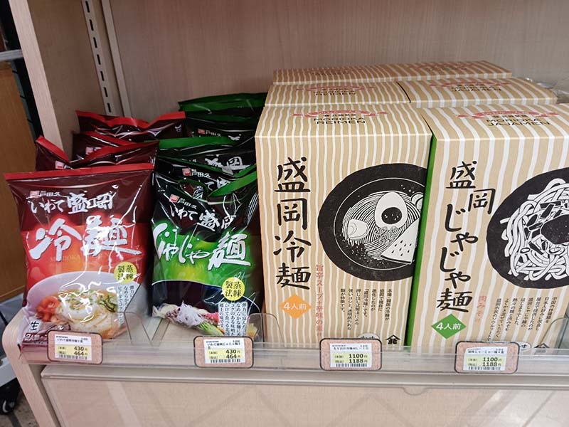 在盛岡，即便是便利商店，也都很容易買到炸醬麵這項商品。